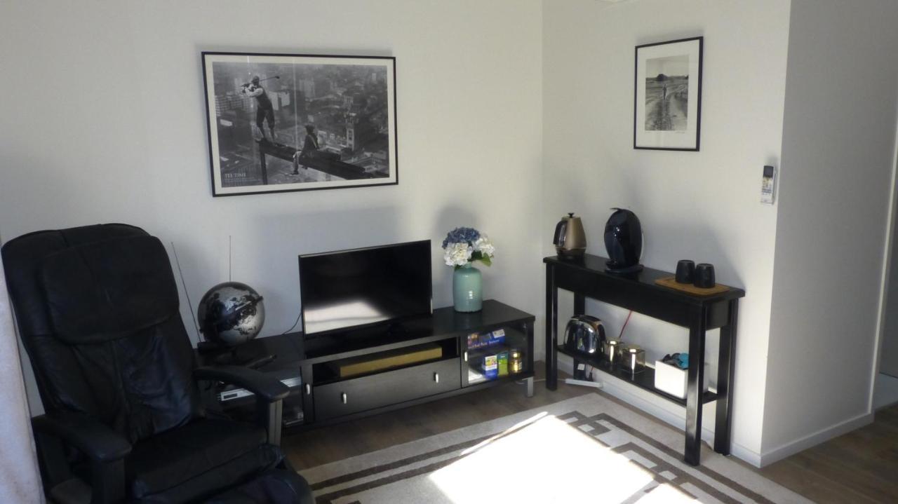 Modern Self Contained Apartment In Riverhead エクステリア 写真