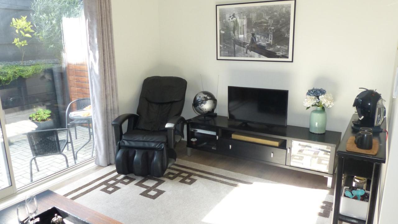 Modern Self Contained Apartment In Riverhead エクステリア 写真