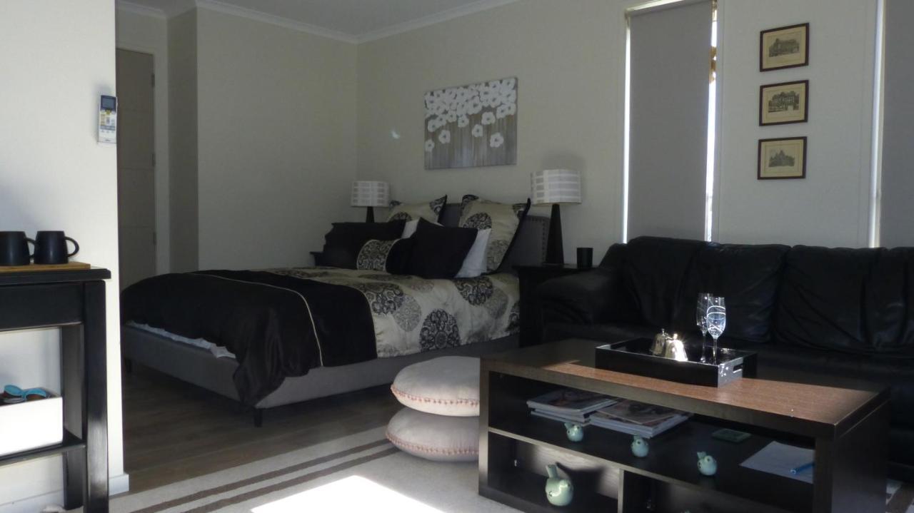 Modern Self Contained Apartment In Riverhead エクステリア 写真