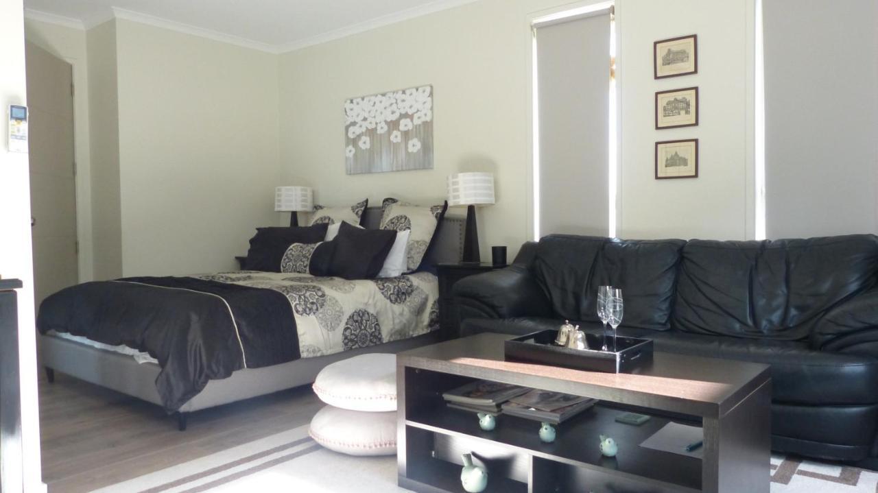 Modern Self Contained Apartment In Riverhead エクステリア 写真