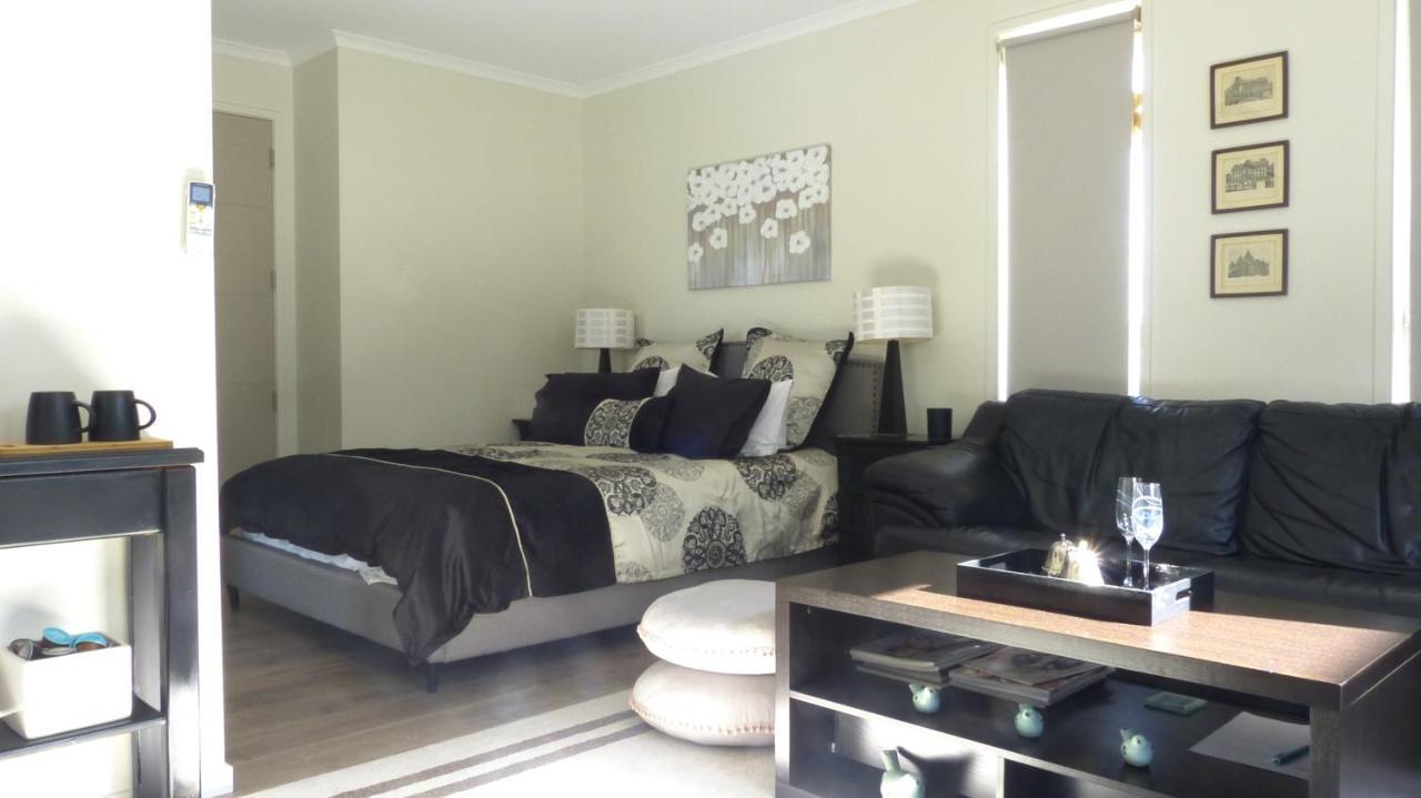 Modern Self Contained Apartment In Riverhead エクステリア 写真