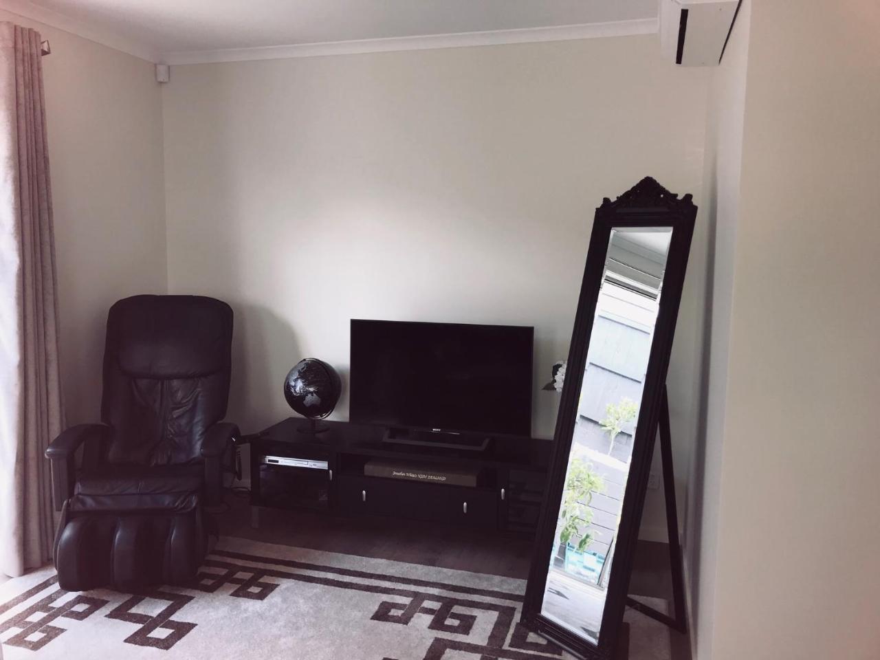 Modern Self Contained Apartment In Riverhead エクステリア 写真