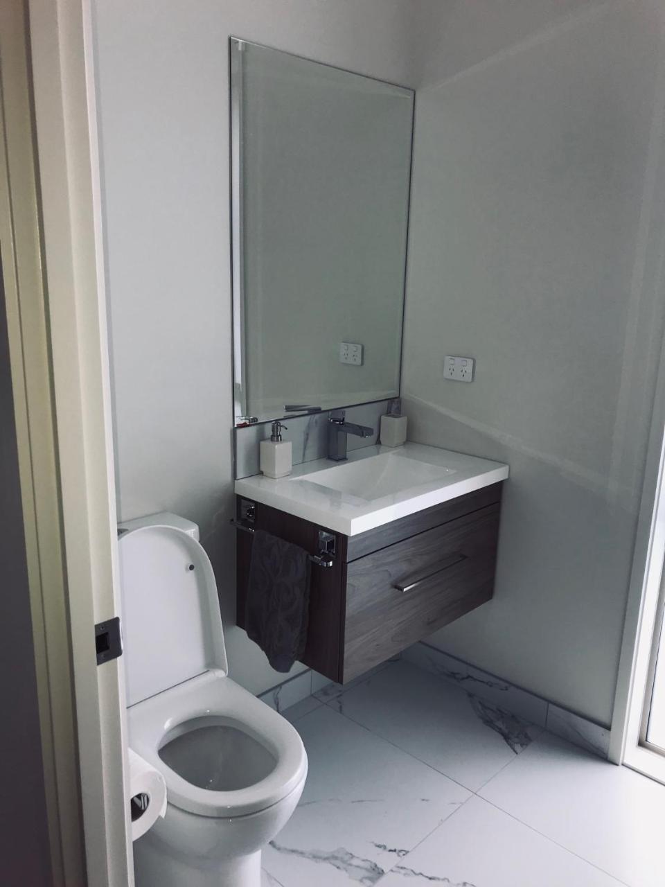 Modern Self Contained Apartment In Riverhead エクステリア 写真